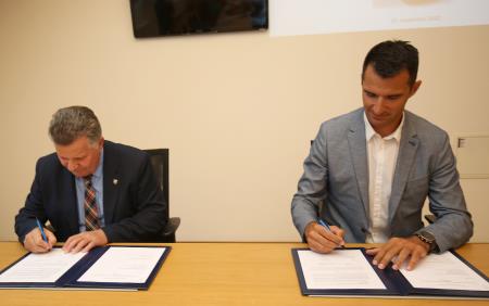 PODPIS POGODBE ZA PRIZIDEK IN FASADNI OVOJ ZD CERKNICA 10 FOTO LJUBO VUKELIČ